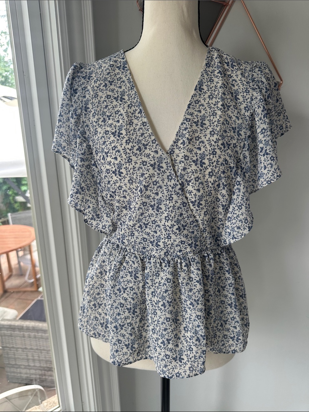 MADEWELL Blue Floral Wrap Peplum Blouse - V-Neck Flutter Sleeve size Medium